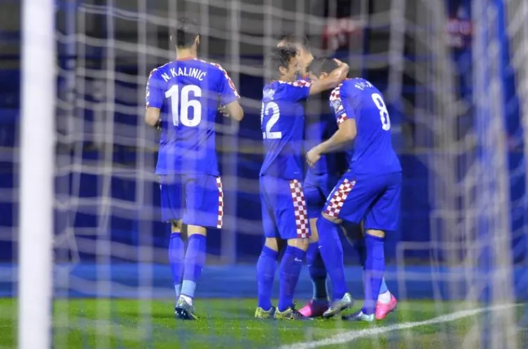 Hrvatska i Bugarska sudarile su se na ki&scaron;nom i praznom Maksimiru u pretposljednjem kolu skupine H kvalifikacija za Europsko prvenstvo. Ante Čačić je na ovoj utakmici debitirao kao hrvatski izbornik.