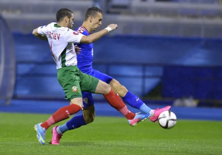 Hrvatska i Bugarska sudarile su se na ki&scaron;nom i praznom Maksimiru u pretposljednjem kolu skupine H kvalifikacija za Europsko prvenstvo. Ante Čačić je na ovoj utakmici debitirao kao hrvatski izbornik.