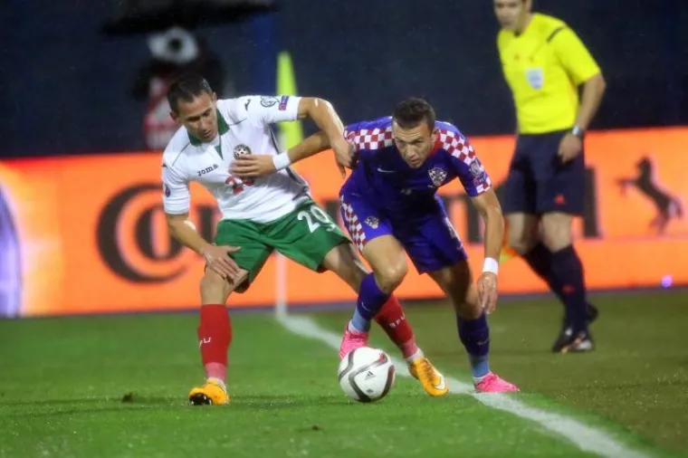 Hrvatska i Bugarska sudarile su se na ki&scaron;nom i praznom Maksimiru u pretposljednjem kolu skupine H kvalifikacija za Europsko prvenstvo. Ante Čačić je na ovoj utakmici debitirao kao hrvatski izbornik.