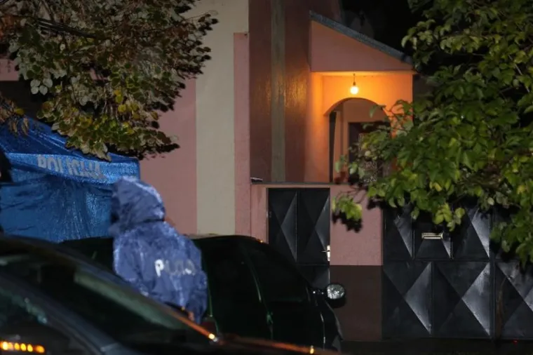 CRNA SUBOTA: Dva tijela pronađena pred obiteljskom kućom