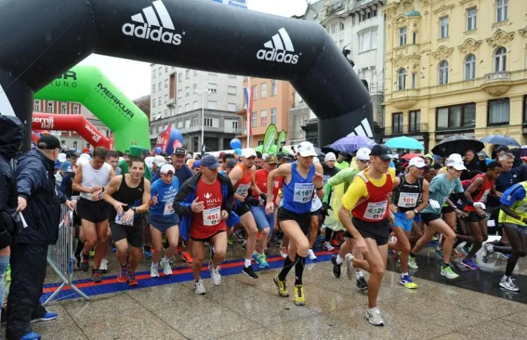 U nedjelju je održan 24. Zagrebački maraton. Po kiši i niskoj temperaturi trčalo je nekoliko tisuća rekreativaca i profesionalnih sportaša, a bilo je i bosonogih natjecatelja.