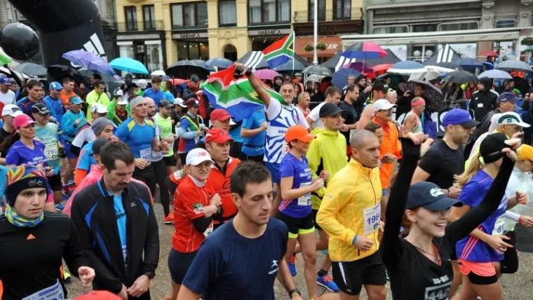 U nedjelju je održan 24. Zagrebački maraton. Po kiši i niskoj temperaturi trčalo je nekoliko tisuća rekreativaca i profesionalnih sportaša, a bilo je i bosonogih natjecatelja.