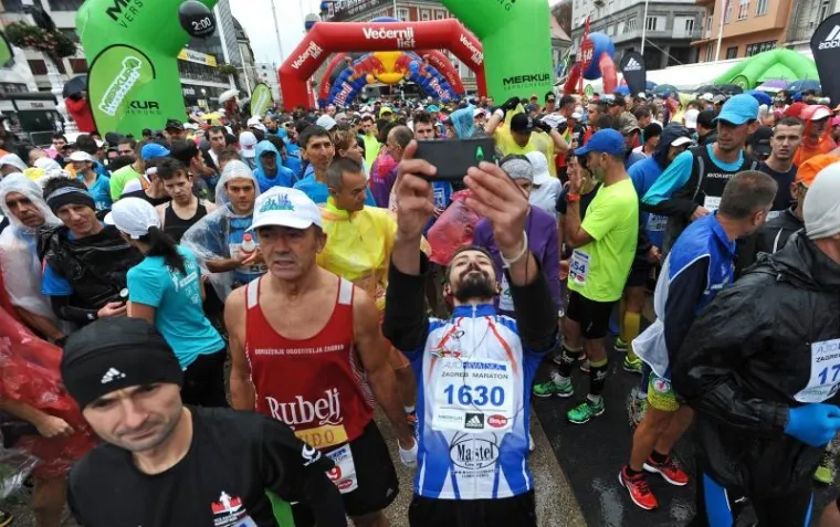 U nedjelju je održan 24. Zagrebački maraton. Po kiši i niskoj temperaturi trčalo je nekoliko tisuća rekreativaca i profesionalnih sportaša, a bilo je i bosonogih natjecatelja.