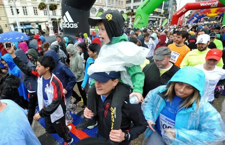 U nedjelju je održan 24. Zagrebački maraton. Po kiši i niskoj temperaturi trčalo je nekoliko tisuća rekreativaca i profesionalnih sportaša, a bilo je i bosonogih natjecatelja.