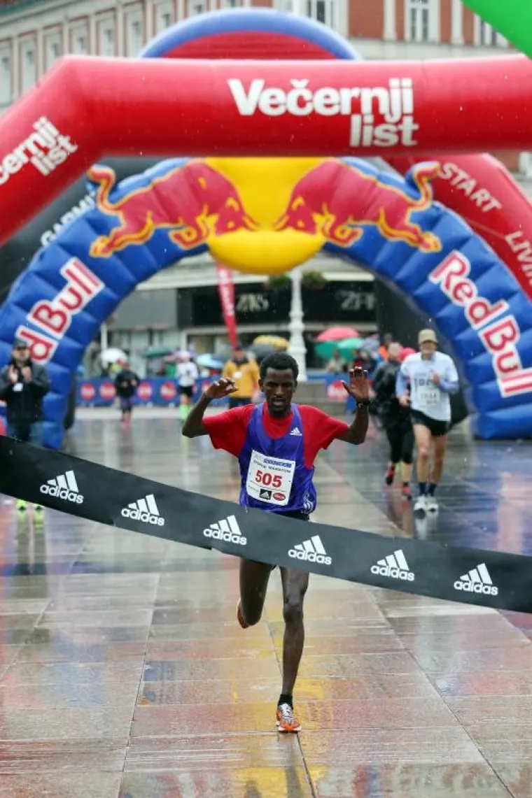 U nedjelju je održan 24. Zagrebački maraton. Po ki&scaron;i i niskoj temperaturi trčalo je nekoliko tisuća rekreativaca i profesionalnih sporta&scaron;a, a bilo je i bosonogih natjecatelja.