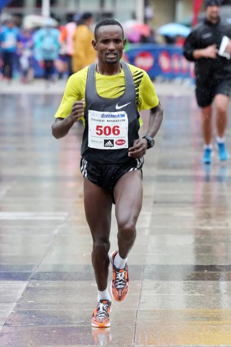 U nedjelju je održan 24. Zagrebački maraton. Po ki&scaron;i i niskoj temperaturi trčalo je nekoliko tisuća rekreativaca i profesionalnih sporta&scaron;a, a bilo je i bosonogih natjecatelja.