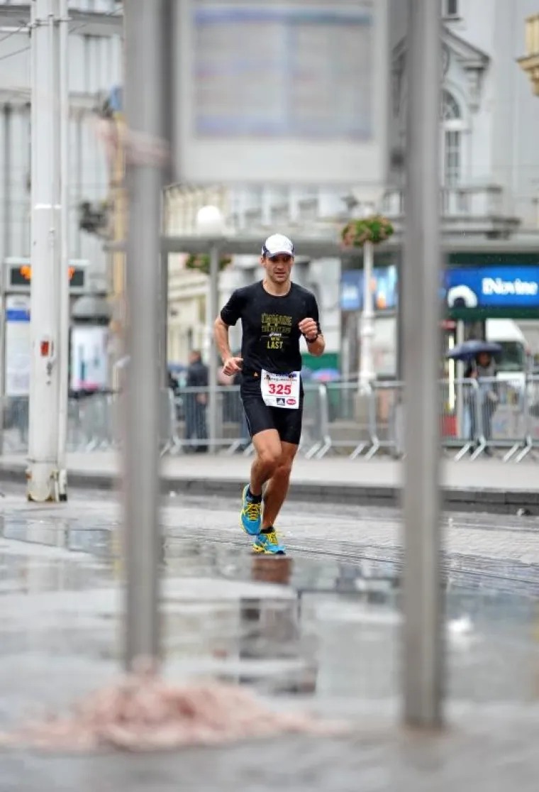 U nedjelju je održan 24. Zagrebački maraton. Po ki&scaron;i i niskoj temperaturi trčalo je nekoliko tisuća rekreativaca i profesionalnih sporta&scaron;a, a bilo je i bosonogih natjecatelja.