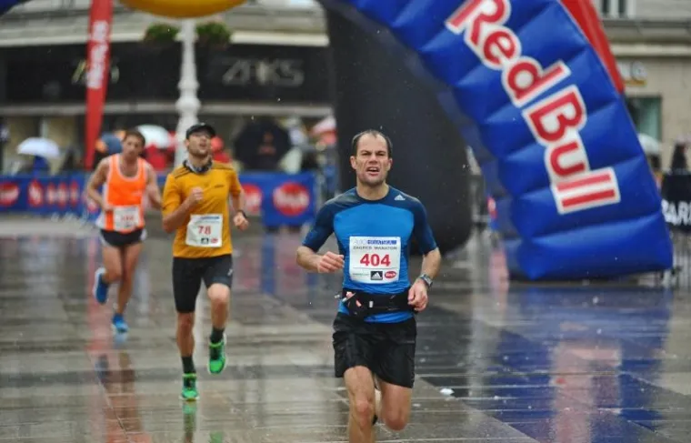 U nedjelju je održan 24. Zagrebački maraton. Po ki&scaron;i i niskoj temperaturi trčalo je nekoliko tisuća rekreativaca i profesionalnih sporta&scaron;a, a bilo je i bosonogih natjecatelja.