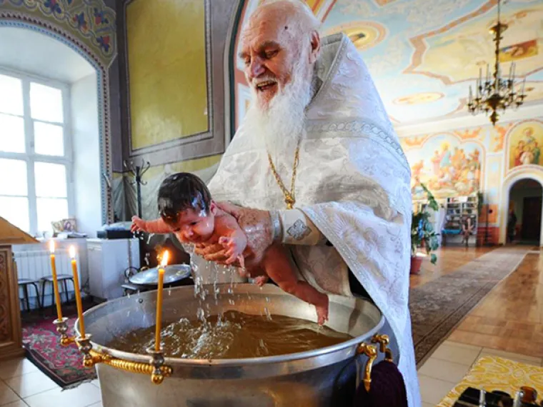 Slika s kr&scaron;tenja postala je metom kreativaca s Reddita, a ovo su neki od načina na koje su obradili sliku svećenika koji kao da je ispao iz horora.