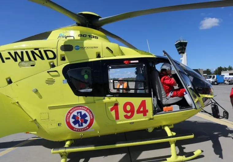 Na helikopteru Hitne medicinske službe uočena je pravopisna pogreška u amblemu Hitne pomoći.