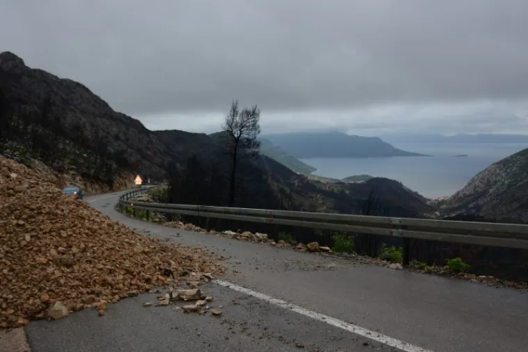 Odroni koji se spuštaju sa vrha brda i prolaze kroz naselje Trstenik slijevaju se u more i jedna od najljepših plaža je uništena i na njoj se stvorio ogroman nasip kojeg su nazvali "Crni Rat".