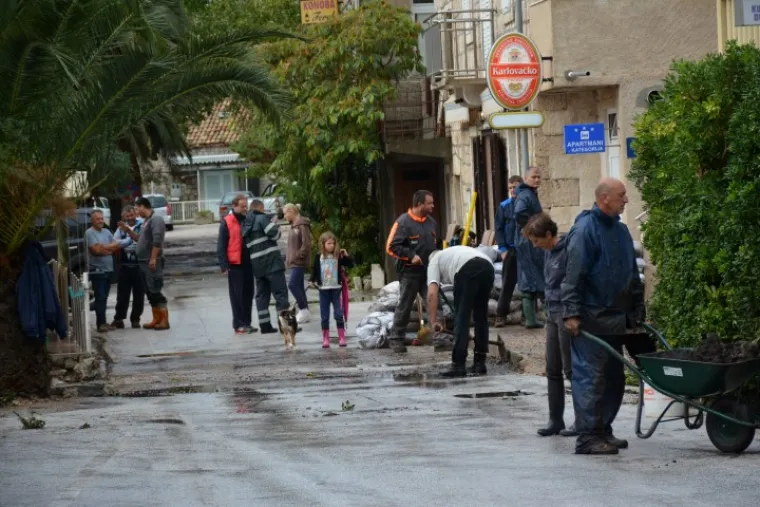 UNI&Scaron;TENA I PLAŽA: Bujice uzrokovale odrone, mje&scaron;tani strahuju