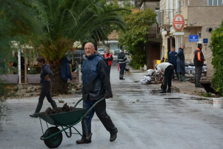 UNI&Scaron;TENA I PLAŽA: Bujice uzrokovale odrone, mje&scaron;tani strahuju