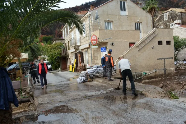 UNI&Scaron;TENA I PLAŽA: Bujice uzrokovale odrone, mje&scaron;tani strahuju