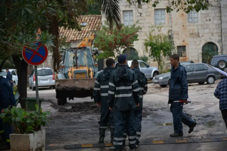 UNI&Scaron;TENA I PLAŽA: Bujice uzrokovale odrone, mje&scaron;tani strahuju