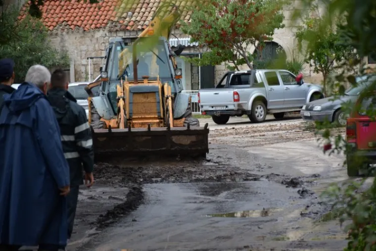 UNI&Scaron;TENA I PLAŽA: Bujice uzrokovale odrone, mje&scaron;tani strahuju
