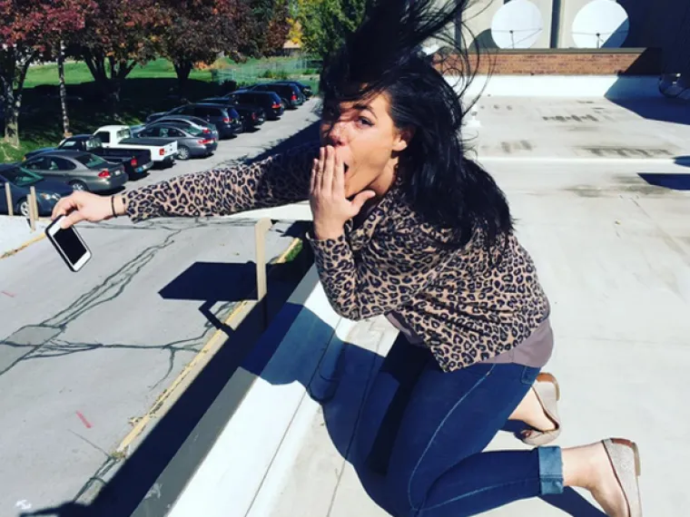 Vi&scaron;e nikoga ne bi trebalo iznenaditi da mladi svako malo smisle novi trend koji nije samo bizaran nego ba&scaron; i nije pametan. Ovaj put je riječ o ekstremnom rukovanju iPhoneom u kojem je cilj držati mobitel samo s dva prsta u nekoj riskantnoj situaciji. U galeriji možete vidjeti genijalce koji su dio tog trenda.