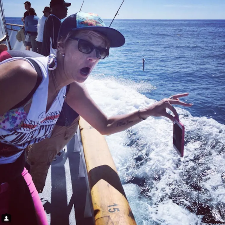 Klinci imaju novi blesavi trend, ovaj put svoj iPhone izlažu raznim opasnostima