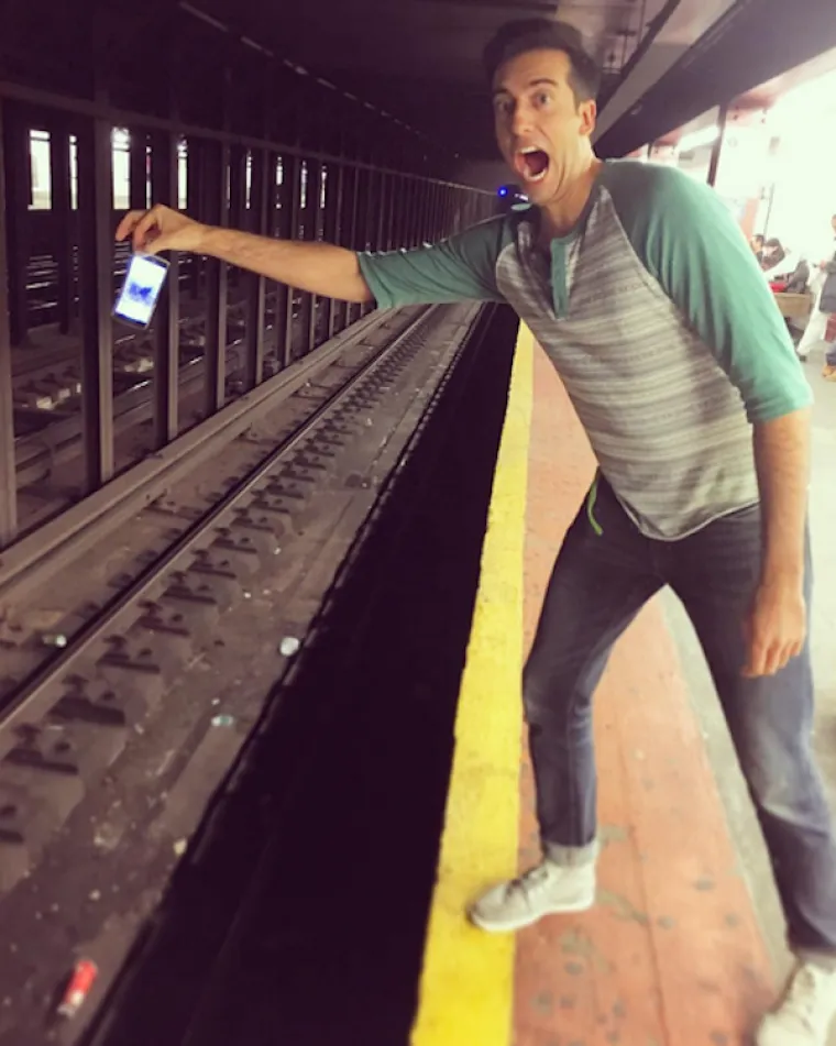 Klinci imaju novi blesavi trend, ovaj put svoj iPhone izlažu raznim opasnostima