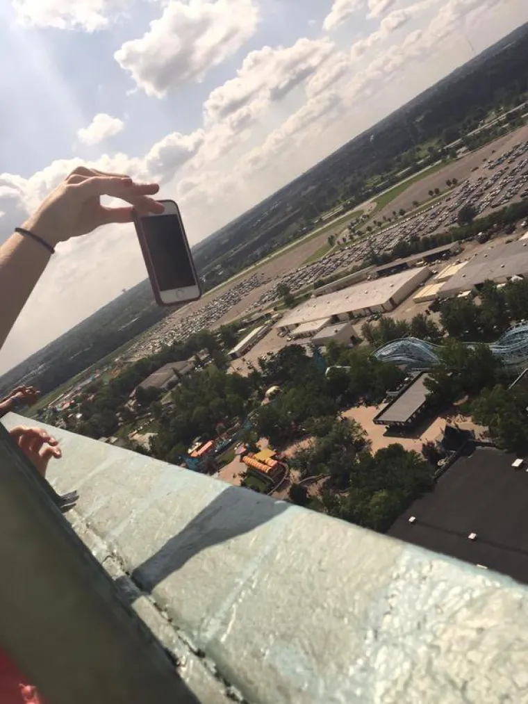 Klinci imaju novi blesavi trend, ovaj put svoj iPhone izlažu raznim opasnostima