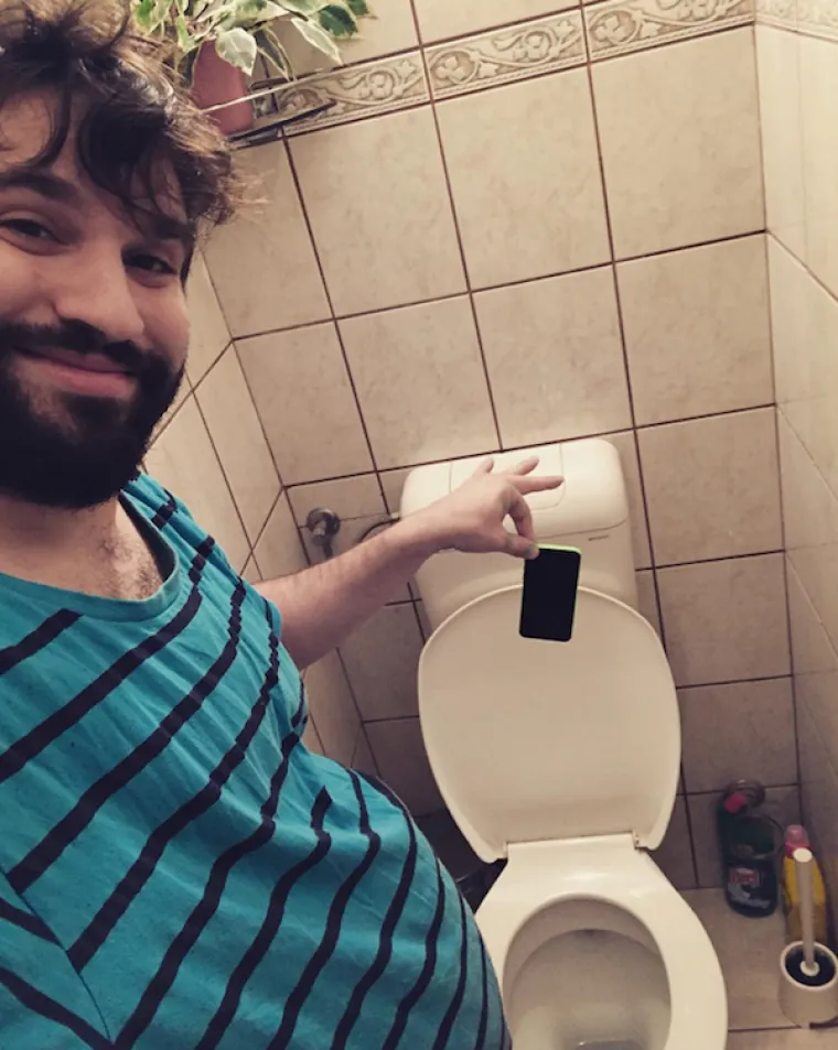 Klinci imaju novi blesavi trend, ovaj put svoj iPhone izlažu raznim opasnostima