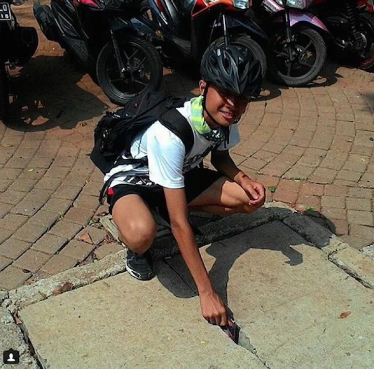 Klinci imaju novi blesavi trend, ovaj put svoj iPhone izlažu raznim opasnostima