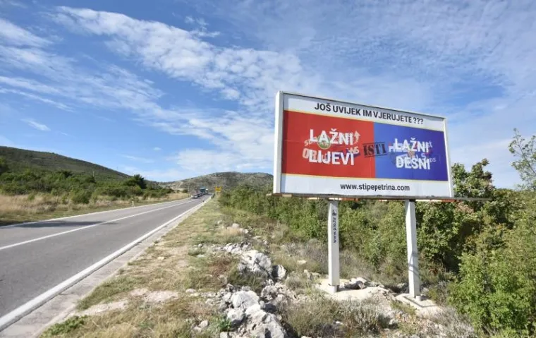 Nezavisna lista primoštenskog načelnika Stipe Petrine u blizini Skradina, točnije u Tromilji, postavila je prve plakate za  parlamentarne izbore na kojima izjednačava HDZ i SDP i njihove koalicije nazivajući ih lažnim desnima i lažnim lijevima uz poruku: "Još uvijek im vjerujete???".