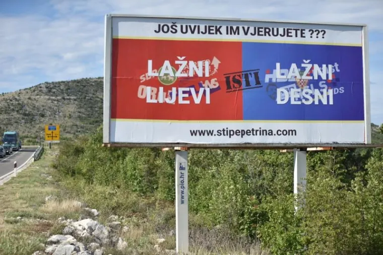 Nezavisna lista primoštenskog načelnika Stipe Petrine u blizini Skradina, točnije u Tromilji, postavila je prve plakate za  parlamentarne izbore na kojima izjednačava HDZ i SDP i njihove koalicije nazivajući ih lažnim desnima i lažnim lijevima uz poruku: "Još uvijek im vjerujete???".