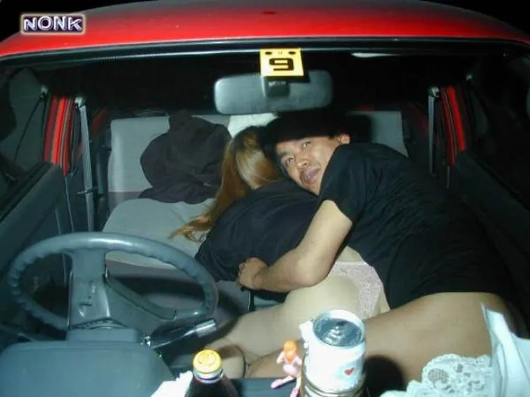 Izrazi lica partnera uhvaćenih u seksu u javnosti stvarno su neprocjenjivi