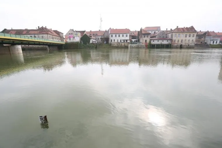 Gradonačelnik Damir Jelić rekao je da Karlovčane očekuje te&scaron;ko razdoblje, ali da sada u odnosu na pro&scaron;lo godinu, kada je zabilježena nezapamćena poplava, imaju i puno vi&scaron;e tehnike i iskustva, te da je već angažirano dovoljno ljudi da se pomogne svima.