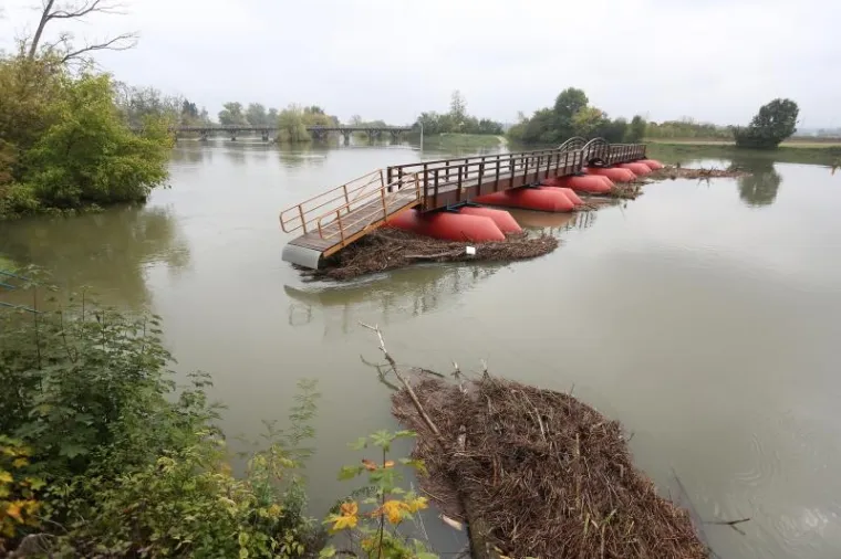 Naglasio je pri tom da je jasno da se radi &ldquo;o spa&scaron;avanju kuća po kuća&rdquo;, a da posao zavr&scaron;etka sustava obrane od poplave Karlovca mora odraditi država, a ne grad.
