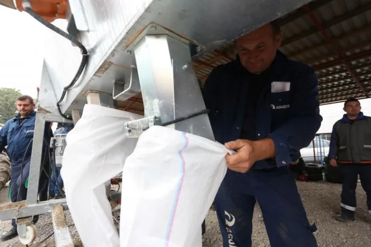 Prve vreće za za&scaron;titu kuća i drugih objekata već su na terenu, kao i 25 aktivnih vatrogasaca i vi&scaron;e dobrovoljnih vatrogasnih dru&scaron;tava, a djelatnici gradske tvrtke &lsquo;Čistoća&rsquo; angažirani su na punjenju vreća s pijeskom za zečje nasipe, kojima će iz Hrvatskih voda tijekom dana stići 50 tisuća vreća za punjenje.