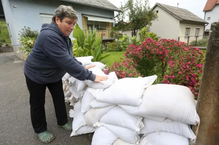Svima njima bit će dovoljno dva i pol dana da se sklone, sačuvaju zimnicu iz podruma, pomoći će im se da na suho sklone i stočnu hranu i uređaje, jer, kako je rekao Miroslav Rade, zapovjednik karlovačke Javne vatrogasne postrojbe, zbog pravodobne najave da će vodostaj Kupe biti plus ili minus dvadeset centimetara od pro&scaron;logodi&scaron;njih 844 centimetara, pripreme su počele pravovremeno.
