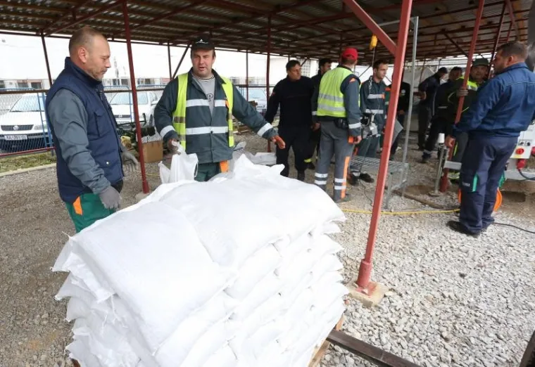 Županijski vatrogasni zapovjednik Goran Franković rekao je da su u očekivanju ekstremnih ki&scaron;a na oprezu sve ugrožene općine u Karlovačkoj županiji, te da su već održani stožeri, a ako bude potrebno aktivirat će se i Županijski stožer za za&scaron;titu i spa&scaron;avanje kao spona između lokalnih stožera i državne razine, ali za sada obranu od poplave vode sami gradovi i općine shodno svojim lokalnim planovima.
