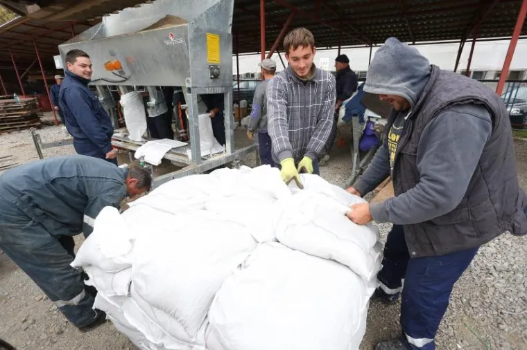 Sredi&scaron;njica Hrvatskih voda priopćila je u utorak da su se uvele pripremne mjere obrane od poplava na slivu rijeka Kupe, Korane, Gline i Une, te za područje Jamničke Kiselice, a redovne mjere obrane od poplava progla&scaron;ene su za područje Karlovca uz rijeku Koranu, te da &ldquo;Hrvatske vode poduzimaju hitne sanacije i intervencije na terenu uz angažman ljudi i mehanizacije, da rasteretni objekti i crpne stanice rade prema potrebi&rdquo;.
