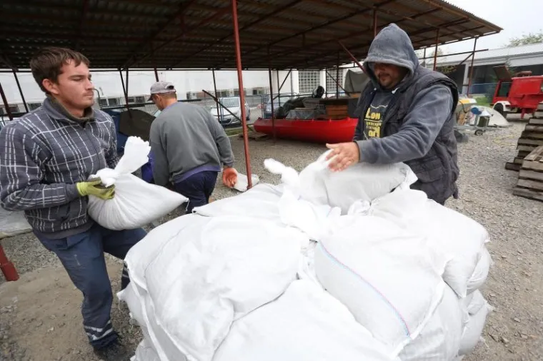 Hrvatske su vode također objavile da su za cjelovit projekt za&scaron;tite grada Karlovca od velikih voda Kupe, Korane i Mrežnice u pripremi dokumentacija sa studijama, te da je za realizaciju protupoplavnih objekata procijenjena vrijednost 465 milijuna kuna.