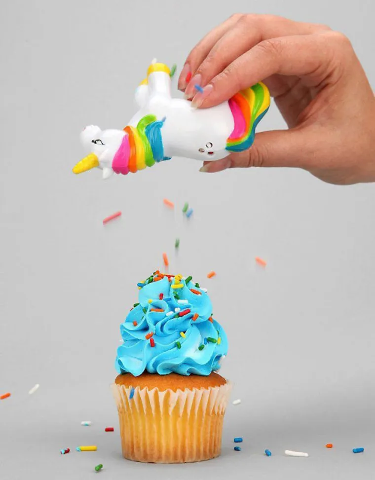 a jednorog posipa &scaron;arenim mrvicama