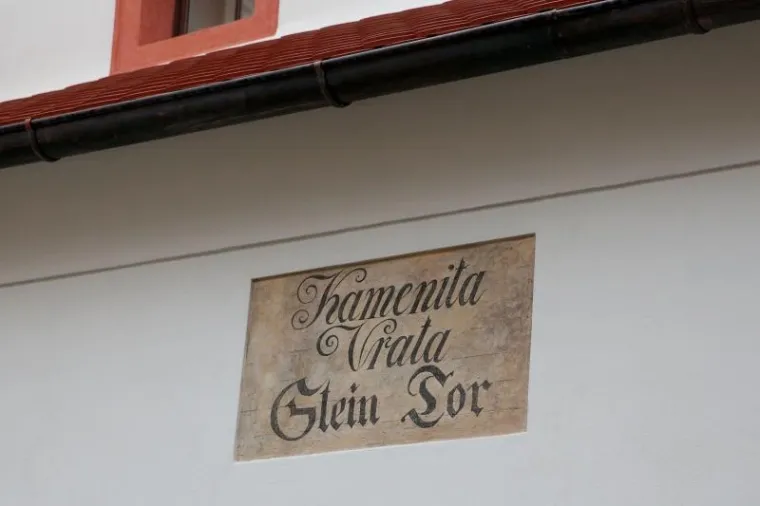Kamenita vrata.