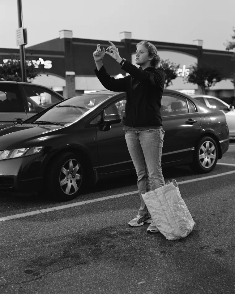 POTPUNO HIPNOTIZIRANI: Jezive fotke pokazuju koliko smo ovisni o mobitelima