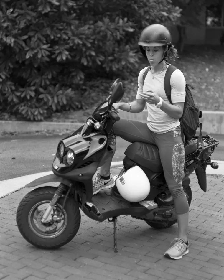 POTPUNO HIPNOTIZIRANI: Jezive fotke pokazuju koliko smo ovisni o mobitelima