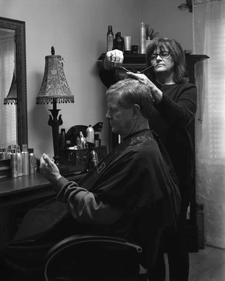 POTPUNO HIPNOTIZIRANI: Jezive fotke pokazuju koliko smo ovisni o mobitelima