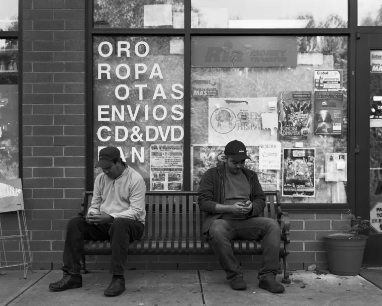 POTPUNO HIPNOTIZIRANI: Jezive fotke pokazuju koliko smo ovisni o mobitelima