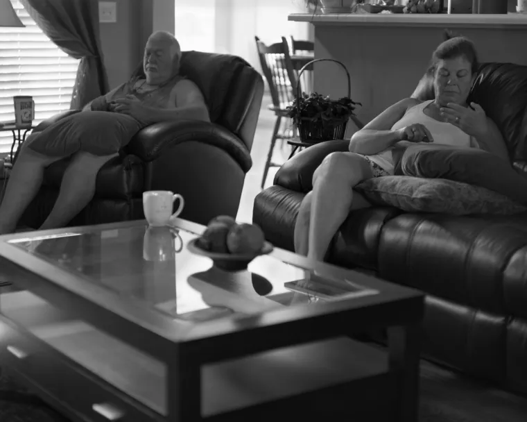 POTPUNO HIPNOTIZIRANI: Jezive fotke pokazuju koliko smo ovisni o mobitelima