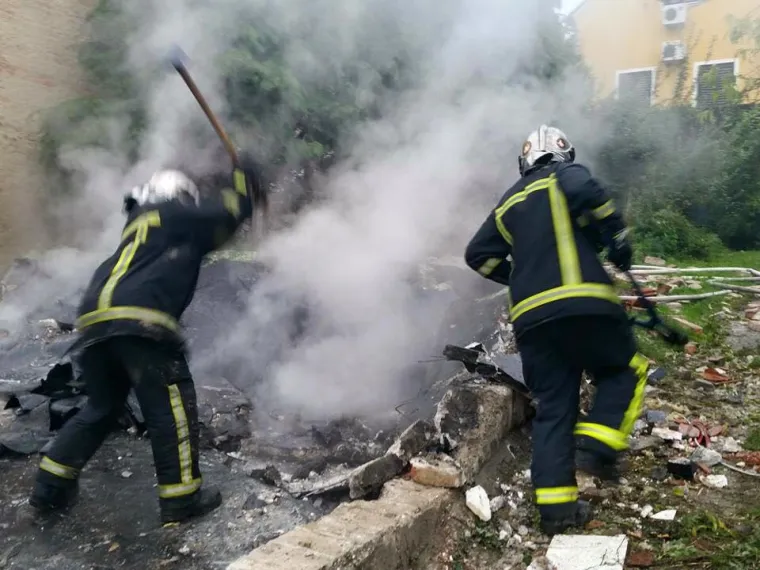 U utorak 13.10. ujutro nakon eksplozije se urušila kuća.