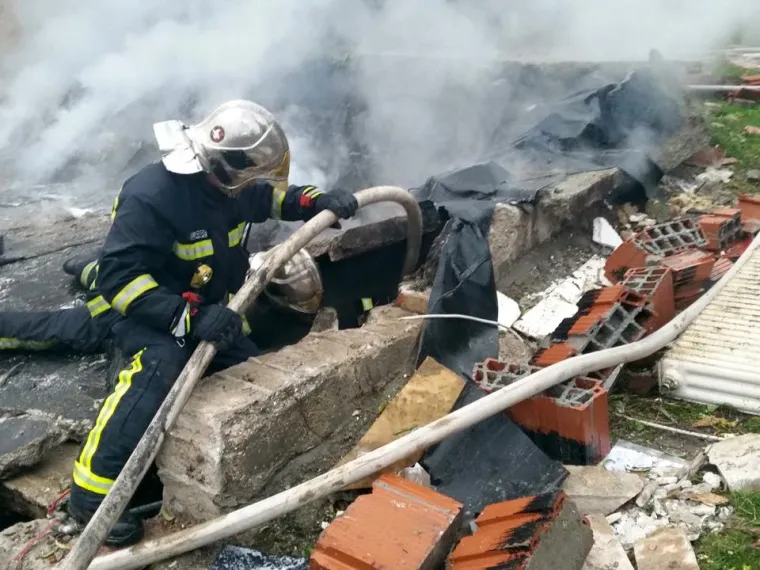 Akciju raščišćavanja i pretraživanja urušenih dijelova građevine obavljali su vatrogasci i pripadnici Specijalističke postrojbe civilne zaštite za spašavanje iz ruševina.
