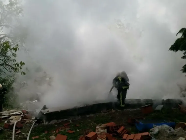 Eksplozija se dogodila oko 7,15 sati u podrumskim prostorijama obiteljske kuće na adresi Isce 64 u zagrebačkim Gračanima, a mediji su objavili da je eksplodirala plinska boca.