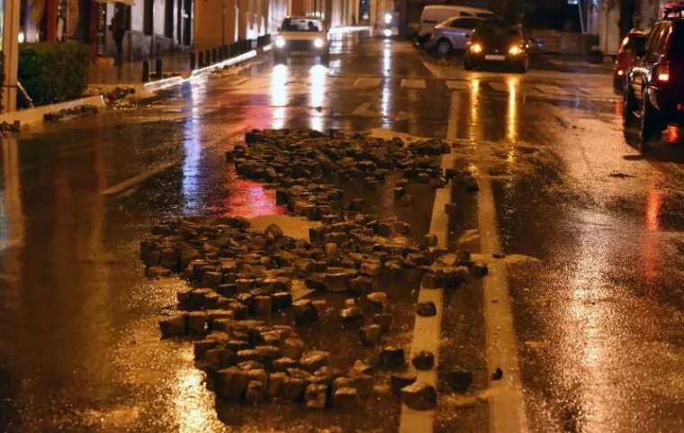 NEVRIJEME U &Scaron;IBENIKU: Bujica razrovala cestu u sredi&scaron;tu grada