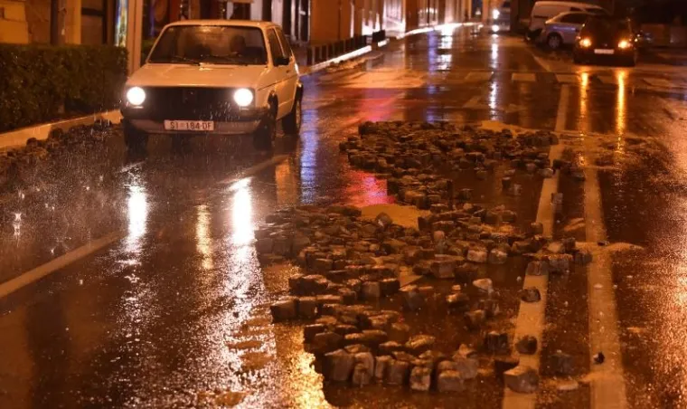 NEVRIJEME U &Scaron;IBENIKU: Bujica razrovala cestu u sredi&scaron;tu grada