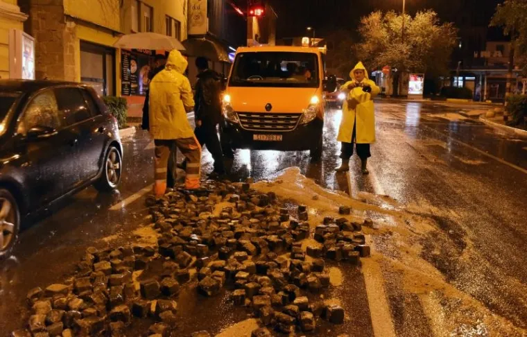 Nevrijeme praćeno jakom ki&scaron;om izazvalo je u srijedu navečer velike probleme na &scaron;ibensko-kninskom području,  zbog velikih padalina i plime poplavljeno je &scaron;ibensko gradsko područje Doca, a poplave su pogodile i sredi&scaron;te grada.