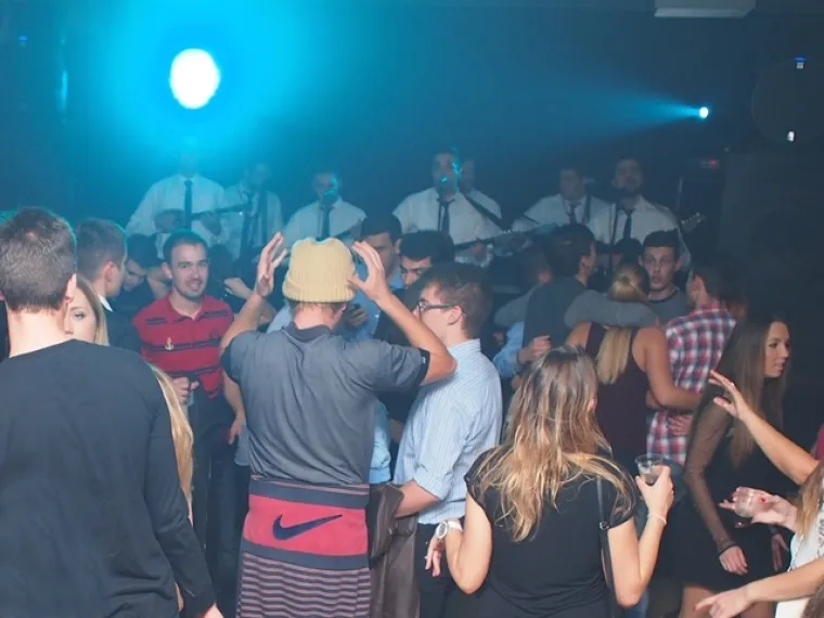 Za svakog je bilo ponešto pa  se tako zabavljalo na tri stagea – rock, techno i tamburaškom.